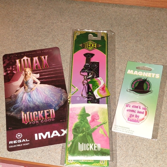 Ariana Grande Other - ⛄ Wicked and IMAX Collectible Set
